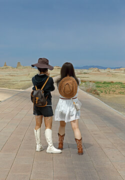 新疆西部大漠旅行美女站立看风景