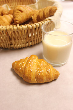 牛奶面包牛角面包营养早餐
