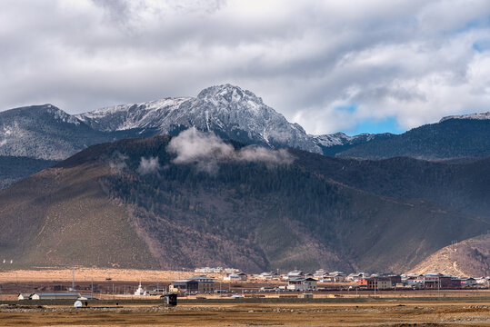 中国香格里拉的石卡雪山