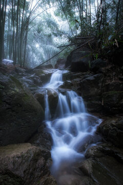 山间溪流