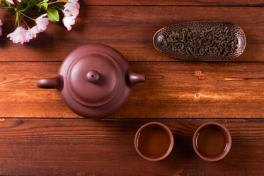 桌面上的茶叶和茶具