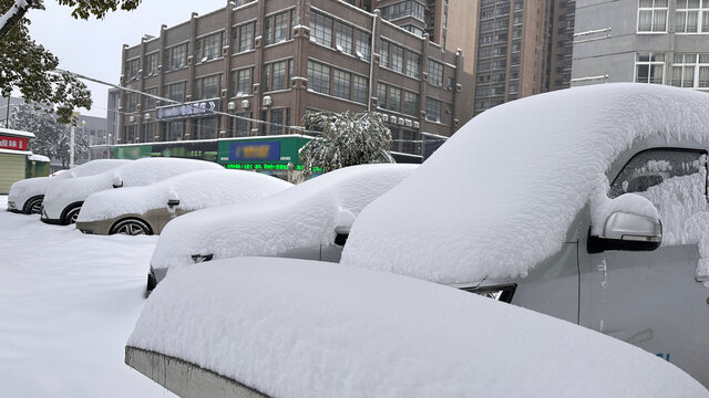 车上的雪