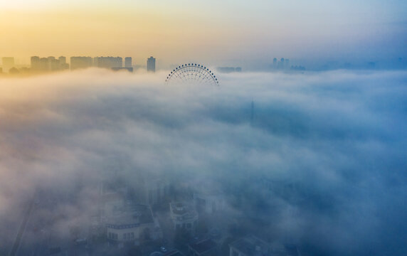 城市雾境摩天轮