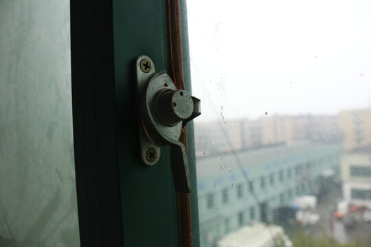 生锈的窗锁扣