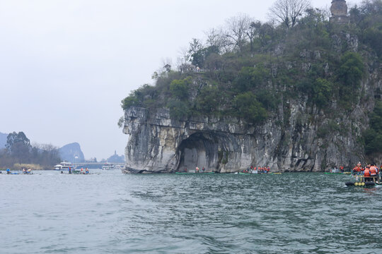 象鼻山穿山塔山