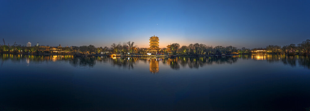 宽幅济南大明湖夜色全景图