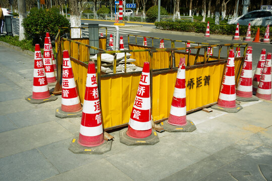路政施工围栏和锥形桶