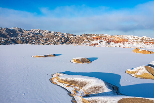 航拍甘肃嘉峪关黑山湖雪景