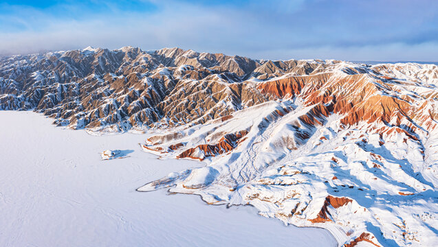 航拍嘉峪关黑山湖旁丹霞地貌雪景