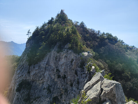 蓝天山峦