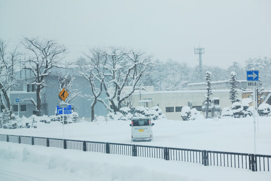 雪地里的车