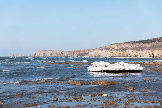 大连排石冬季海岸线海冰