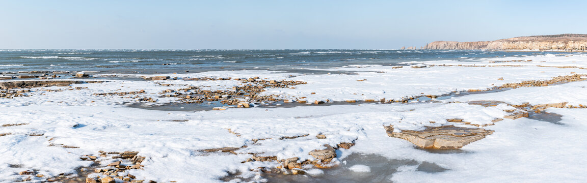 大连排石冬季海岸线海冰