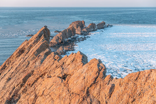 大连排石冬季海岸线海冰