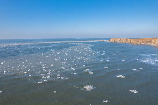 大连排石冬季海岸线海冰