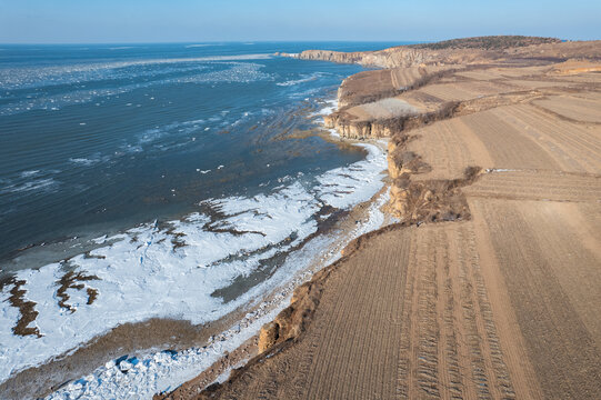 大连排石冬季海岸线海冰