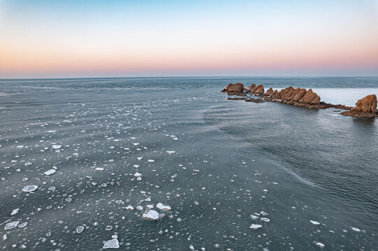 大连排石冬季海岸线海冰