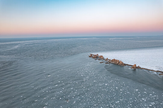 大连排石冬季海岸线海冰