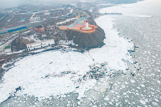 大连风光冬季海岸线海冰灯塔