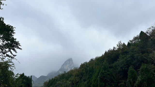 巍峨山峰