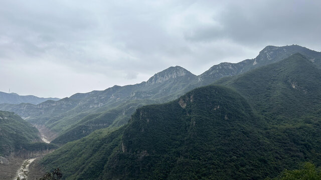 巍峨山峰