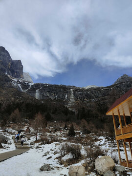 白雪高山与山石