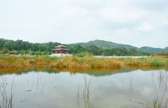 湖泊小亭子山水风景画卷