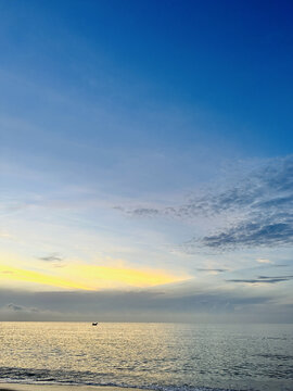 蔚蓝大海的日出