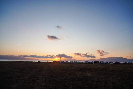 湖畔夕阳