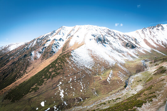 积雪山峰