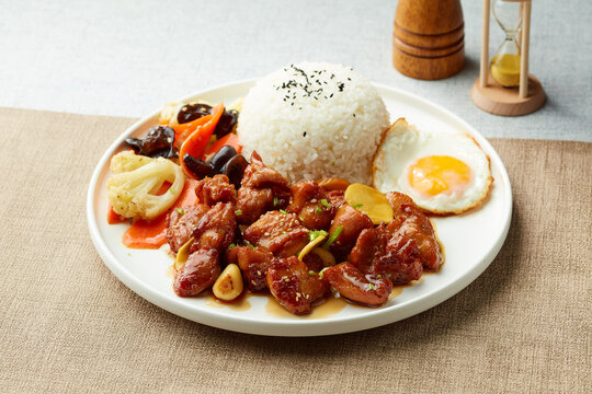 鸡腿肉饭