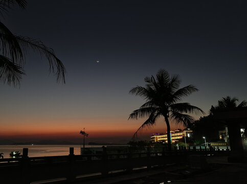 深圳大鹏海边夜幕降临前的景色