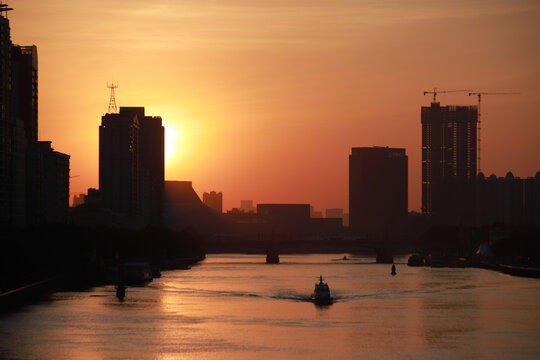 夕阳城市剪影