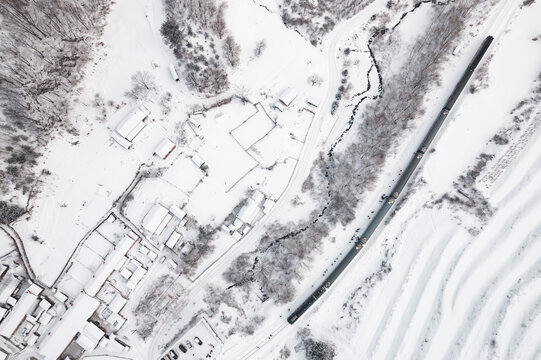 吉林松岭雪村火车冬季农村雪景