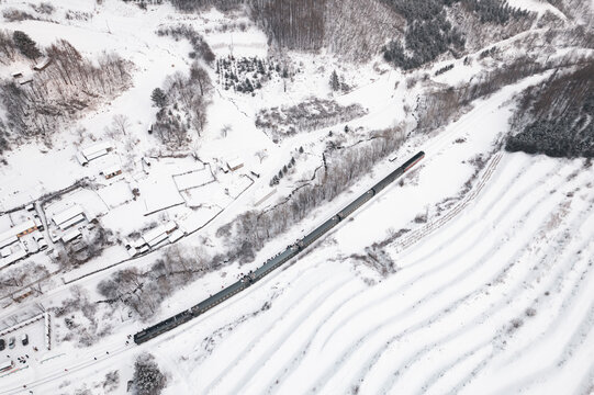 吉林松岭雪村火车冬季农村雪景