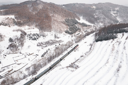 吉林松岭雪村火车冬季农村雪景