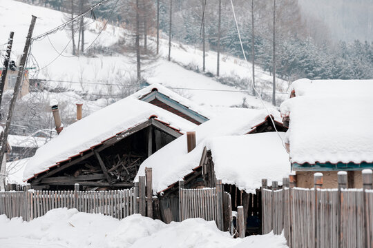 东北农村土房雪后场景