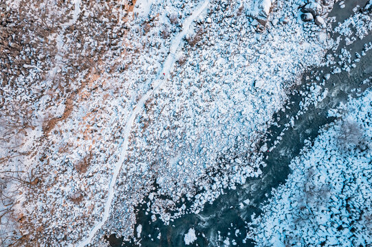 冬季东北结冰河流小溪
