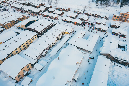 航拍雪乡雪景旅游民宿东北农村