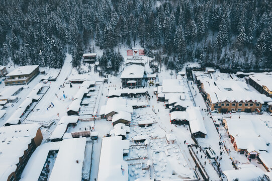 航拍雪乡雪景旅游民宿东北农村