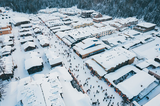 航拍雪乡雪景旅游民宿东北农村