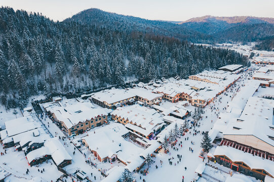 航拍雪乡雪景旅游民宿东北农村