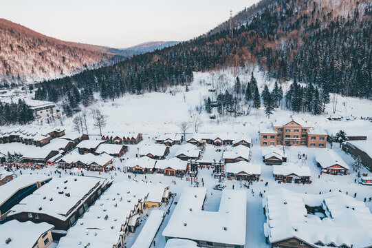 航拍雪乡雪景旅游民宿东北农村