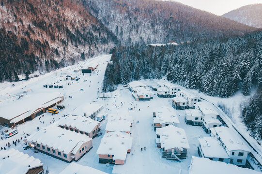 航拍雪乡雪景旅游民宿东北农村