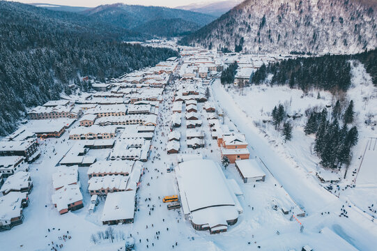 航拍雪乡雪景旅游民宿东北农村