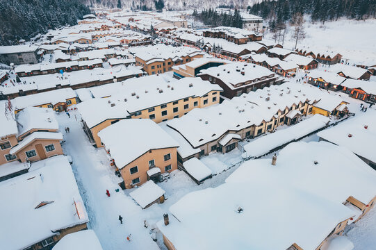 航拍雪乡雪景旅游民宿东北农村