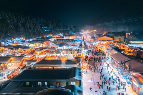 航拍雪乡夜景雪景旅游民宿东北