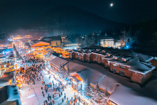 航拍雪乡夜景雪景旅游民宿东北