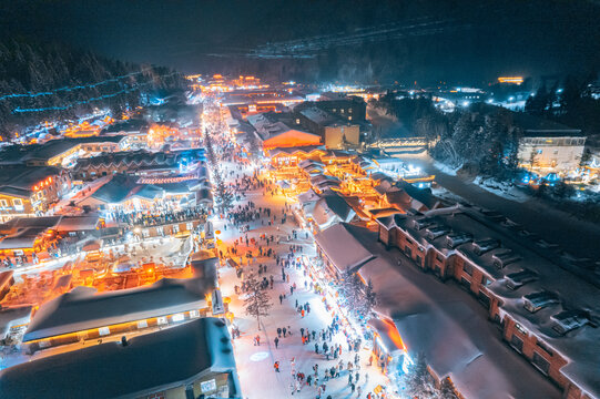 航拍雪鄉(xiāng)夜景雪景旅游民宿東北