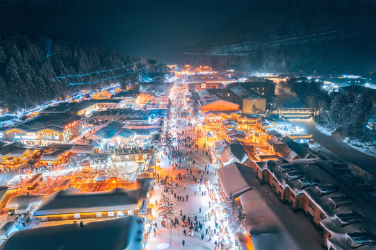 航拍雪乡夜景雪景旅游民宿东北